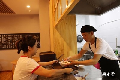 90后小夫妻高新區開中式快餐店，服務白領生意紅火